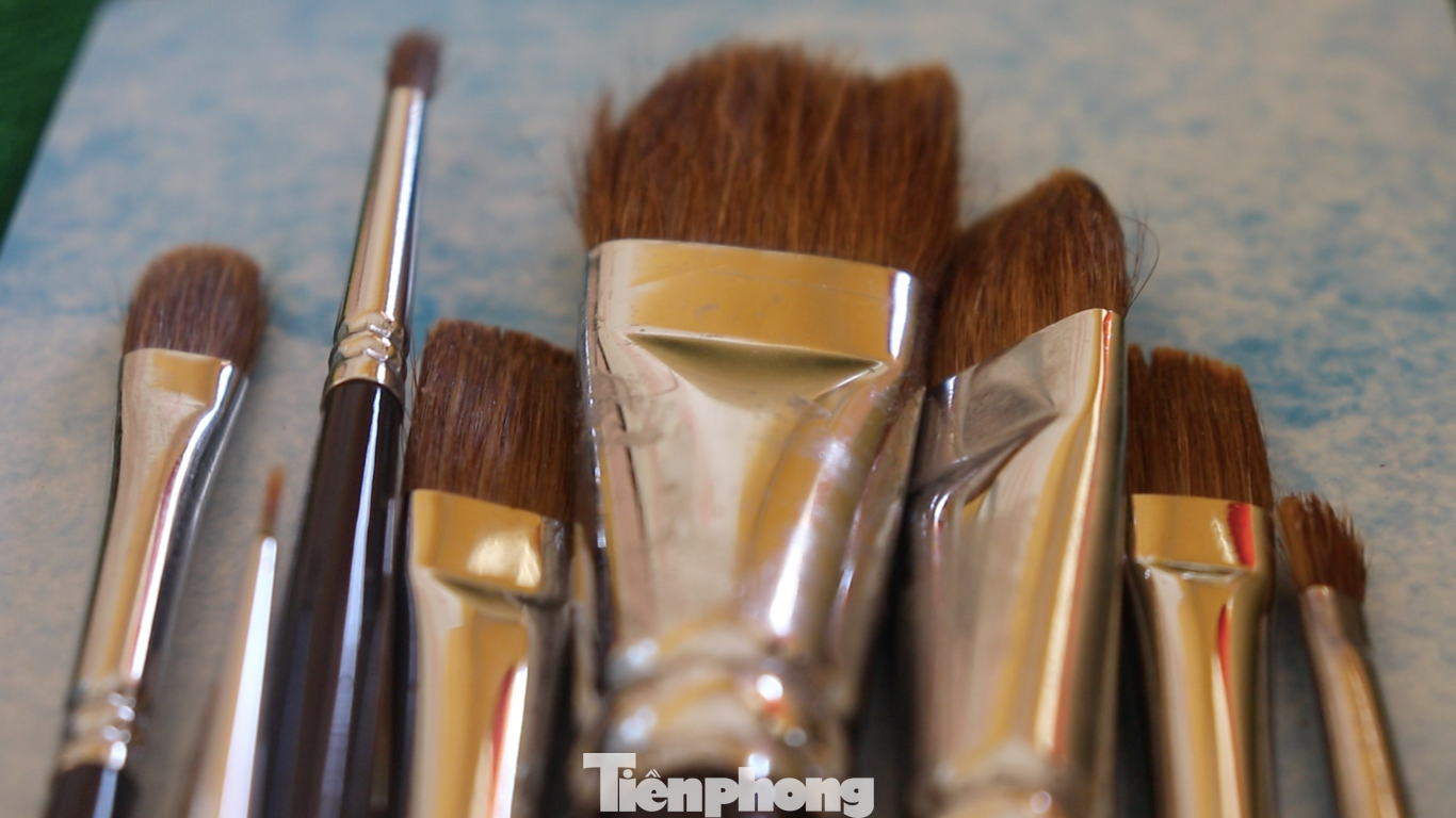 "Ban đầu chỉ có một vài người biết đến và đặt tôi vẽ, nhưng sau này, khi được nhiều người biết hơn, vẽ tranh lên trứng đà điểu trở thành nguồn thu nhập khá ổn định và giúp mình trang trải cuộc sống", anh Minh Luân cho biết.