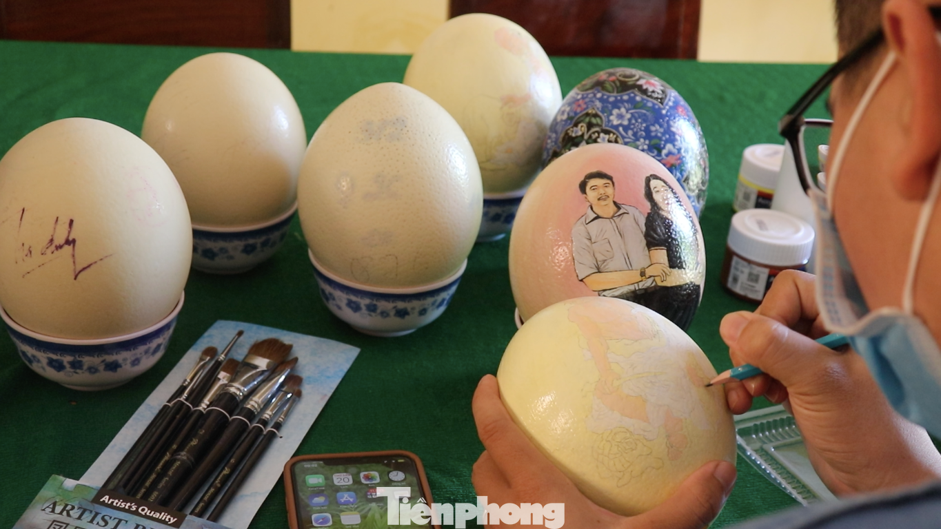 Từng học chuyên ngành Sư phạm Mỹ thuật tại Trường CĐ Sư phạm Long An, có kiến thức nền tảng về nghệ thuật, nên anh Luân dễ dàng tạo hình những bức vẽ trên chất liệu vỏ trứng.