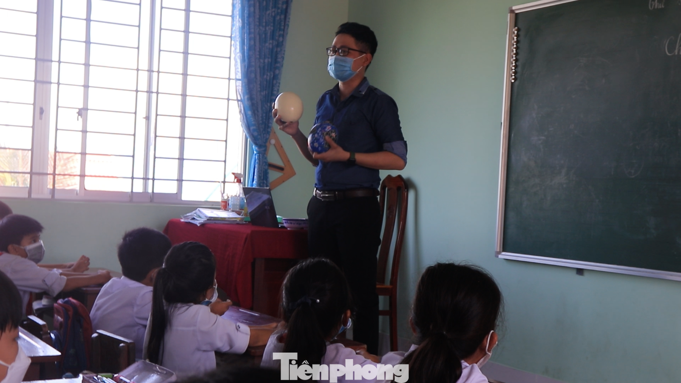 Vẽ trên trứng là một hình thức còn mới lạ vì thế thầy giáo 9x Minh Luân luôn mong muốn được giới thiệu các tác phẩm của mình tới mọi người, đặc biệt là các bạn trẻ, các em học sinh của mình. Đối với thầy Luân, mỹ thuật không chỉ là một môn học ở trường lớp mà còn áp dụng được rất nhiều vào thực tế.