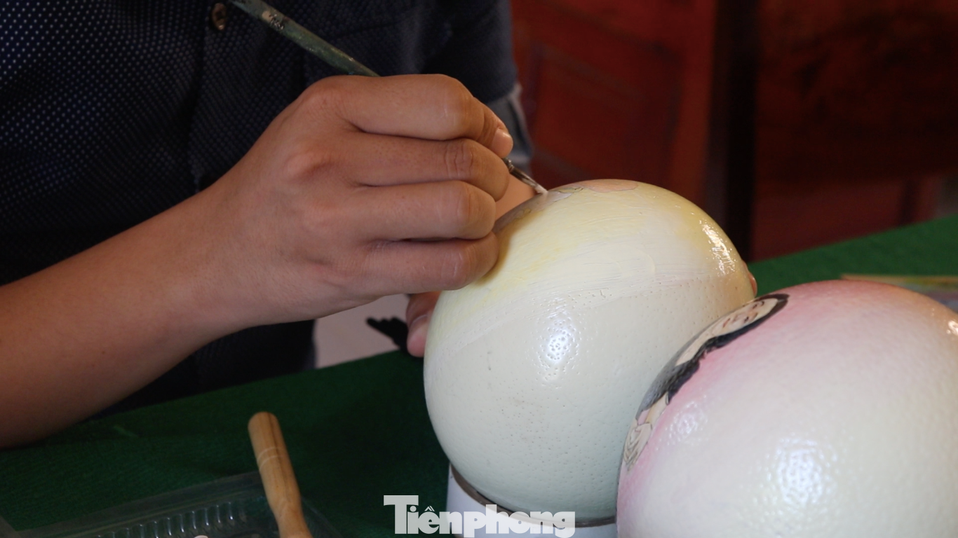 Thời gian hoàn thành một tác phẩm nghệ thuật từ trứng đà điểu mất từ 1 đến 3 ngày. Mỗi tác phẩm đều được làm theo yêu cầu khách hàng, đòi hỏi sự cẩn thận, chăm chút trong từng công đoạn.