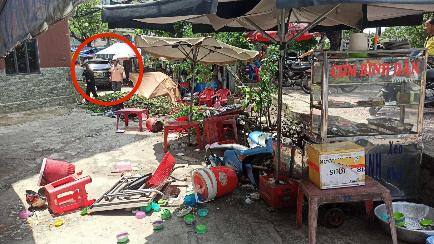 Xe ô tô lao vào quán cơm ven đường khiến nhiều người thót tim. Xe ô tô lao vào quán cơm ven đường khiến nhiều người thót tim.