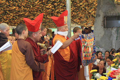 Hai vị Lama Ấn Độ cùng ni chúng Tây Thiên làm lễ yểm tsa tsa sáng 18-5