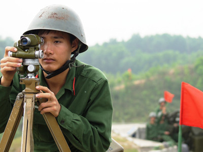 Binh nhất Vũ Đức Hải ( Đại đội 2, Tiểu đoàn 1) đang trinh sát mục tiêu. Binh nhất Vũ Đức Hải ( Đại đội 2, Tiểu đoàn 1) đang trinh sát mục tiêu