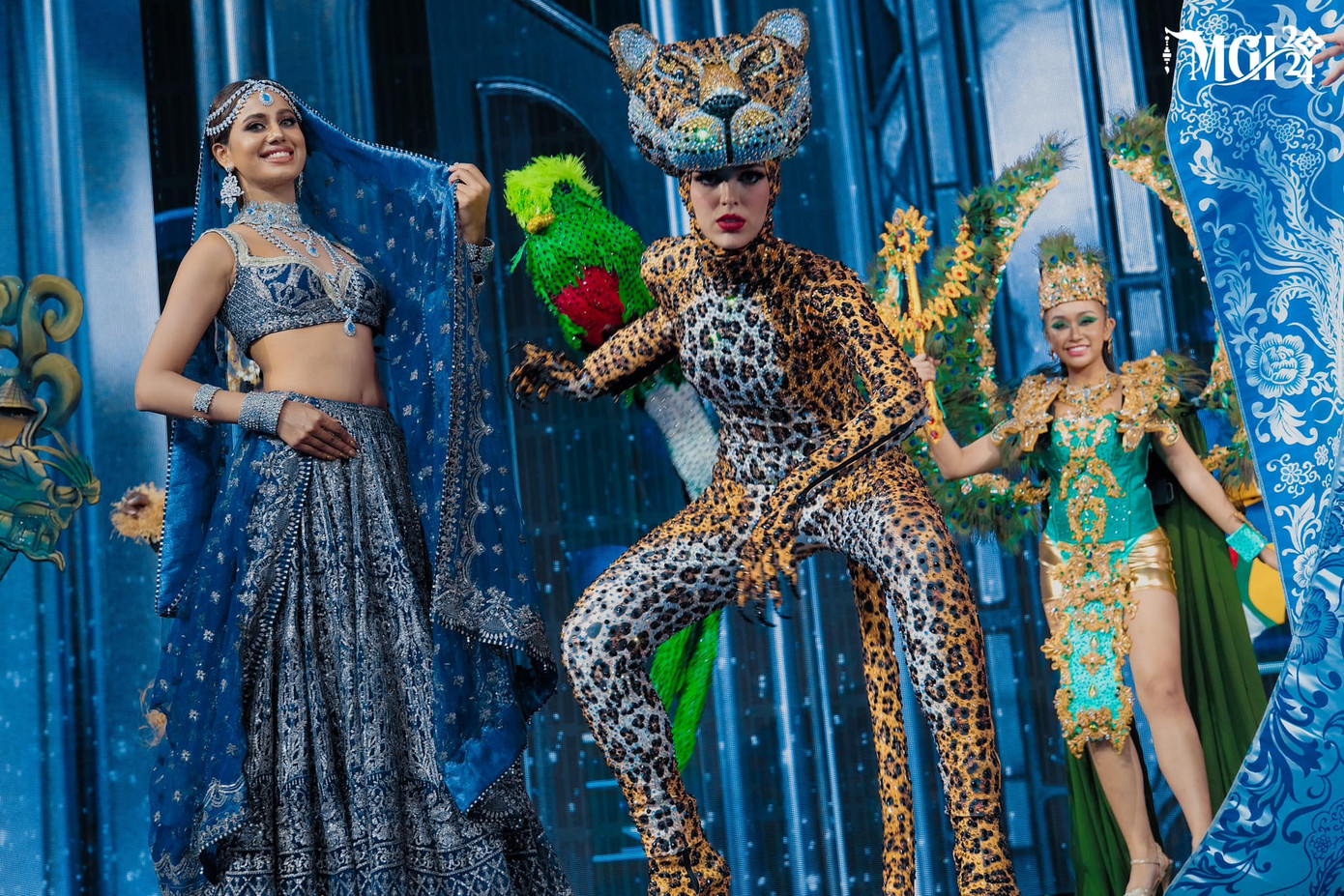 Tuy nhiên, qua sóng livestream, nhiều người nhận ra đêm thi vắng khán giả, trống nhiều ghế. Trong lúc thí sinh trình diễn, tiếng cổ vũ của khán giả thưa thớt, không khuấy động được không khí.