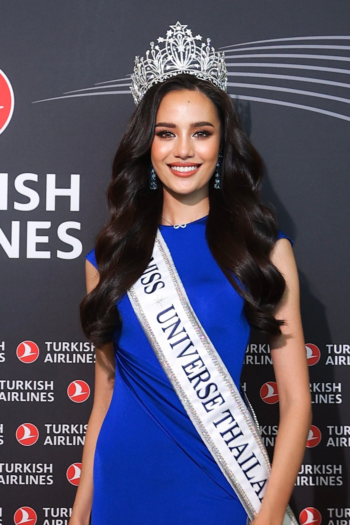 Opal Suchata đang được xem là ứng viên sáng giá nhất khu vực châu Á. Người đẹp năm nay 20 tuổi, là sinh viên Luật tại Đại học Thammasat, chuyên ngành Quan hệ Quốc tế. Cô có chiều cao 1,8 m và thân hình thanh mảnh, quyến rũ.