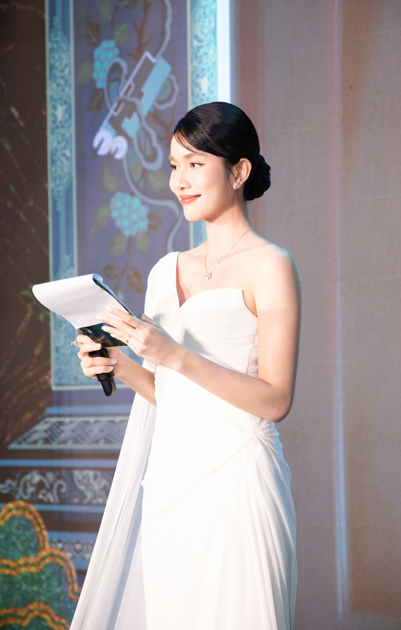 Phương Anh đảm nhận vai trò MC tại chương trình. Hồi tháng 6, cô trở thành giảng viên môn Kinh doanh quốc tế, thuộc Khoa Kinh doanh, Đại học RMIT Việt Nam. Phương Anh cho biết cô phải trải qua quá trình ứng tuyển khá gắt gao. Người đẹp đứng lớp chính thức từ đầu tháng 7.