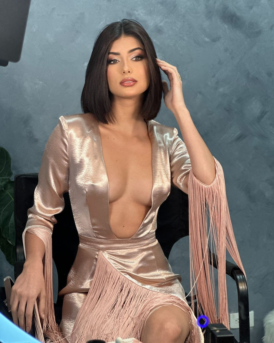 Italy Johan Mora gây ấn tượng với nhan sắc hiện đại, quyến rũ. Cô gây chú ý với mái tóc ngắn ngang vai, khác hình ảnh các người đẹp Latinh với mái tóc xoăn bồng bềnh. Người đẹp có niềm yêu thích với thể thao, nổi bật ở môn bóng đá và quyền anh.