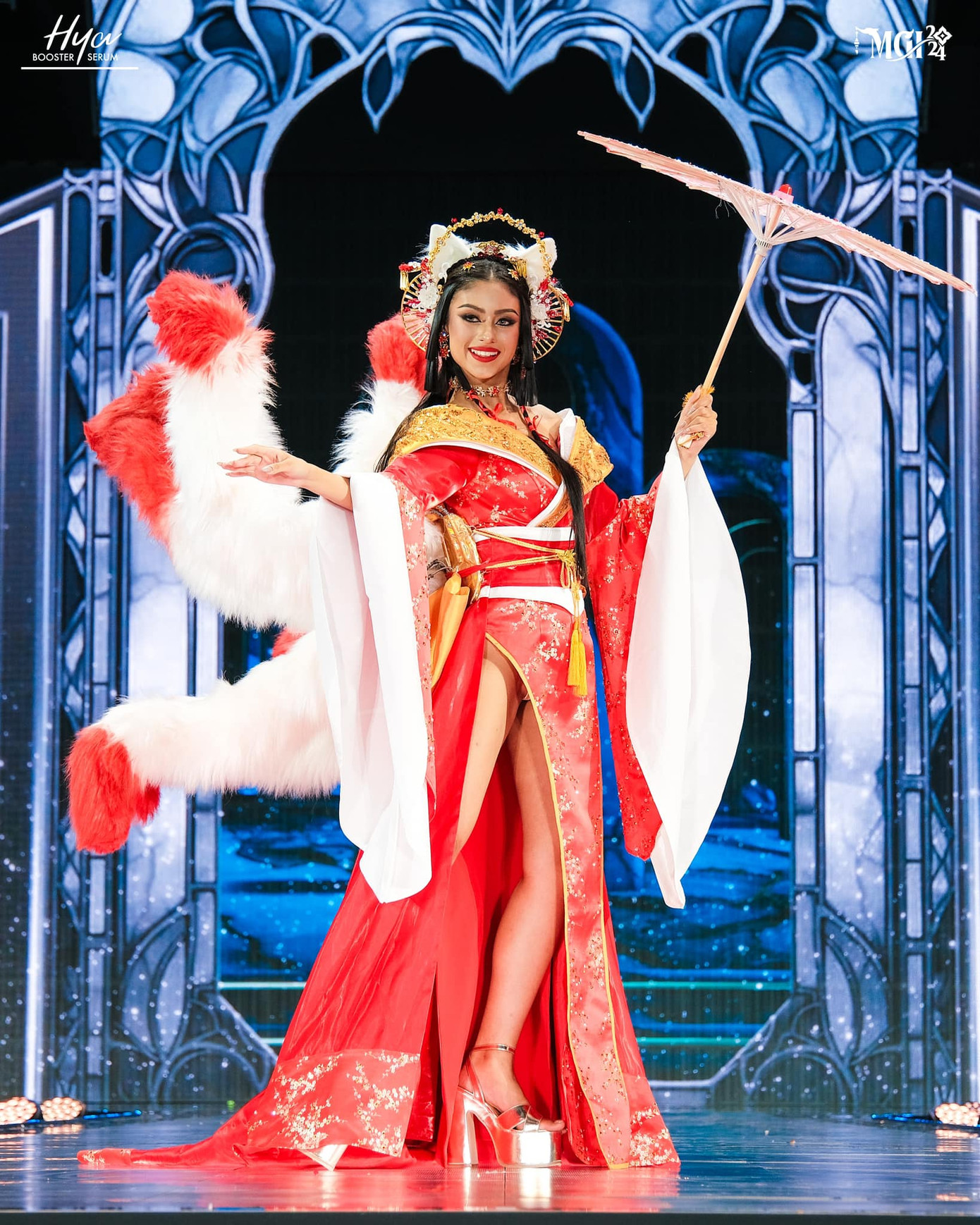 Hoa hậu Nhật Bản trình diễn bộ trang phục lấy cảm hứng từ hình tượng con cáo 9 đuôi.