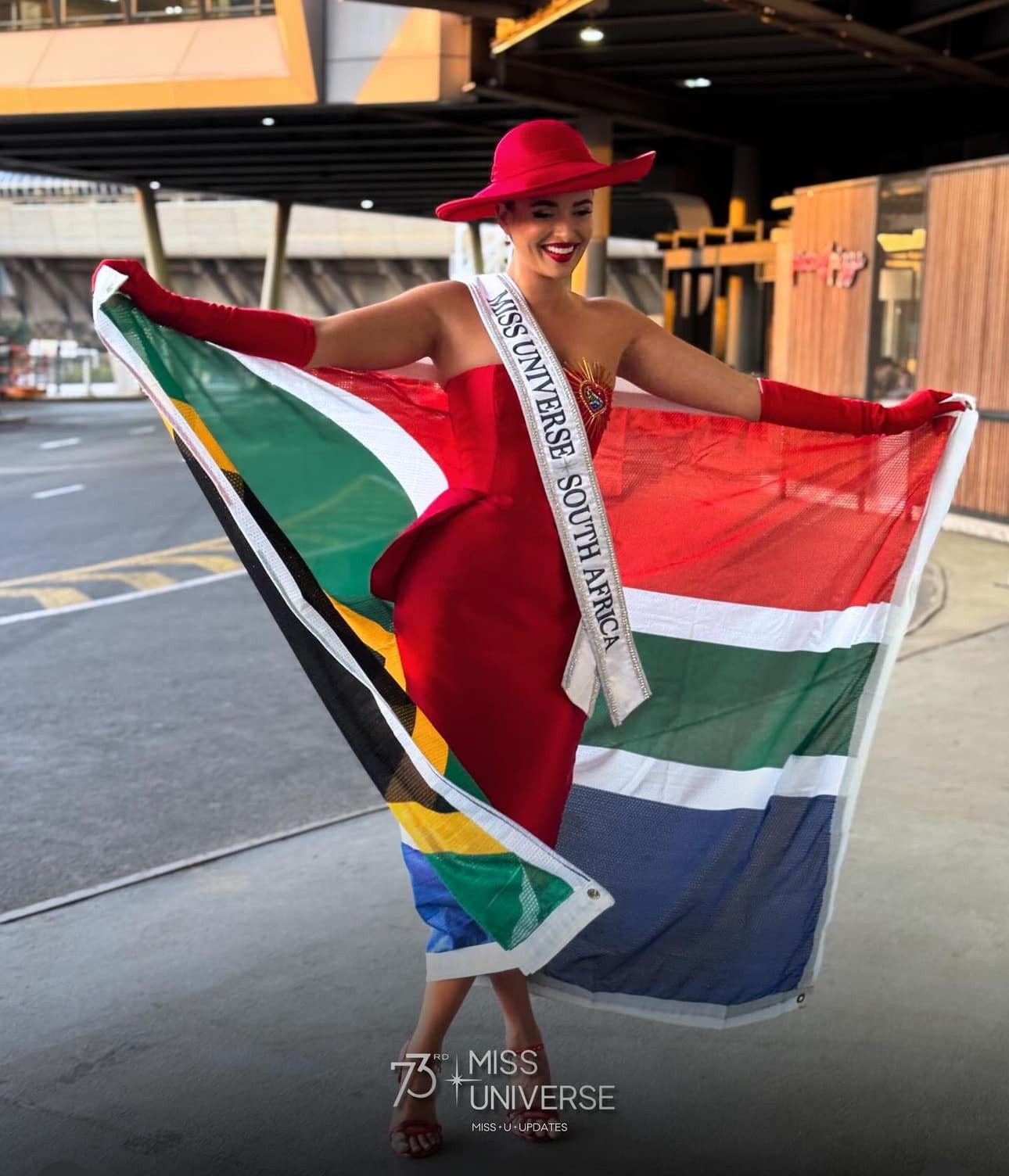 Đại diện Nam Phi - Mia Le Roux - mặc trang phục nổi bật ra sân bay. Mia Le Roux năm nay 28 tuổi. Cô được chuẩn đoán bị khiếm thính nặng từ năm một tuổi. Người đẹp đã cấy ghép ốc tai điện tử để hỗ trợ sinh hoạt trong cuộc sống hàng ngày. Mia Le Roux hiện là người mẫu, giám đốc marketing. Cô cũng đang học thêm chuyên ngành Bcom marketing.