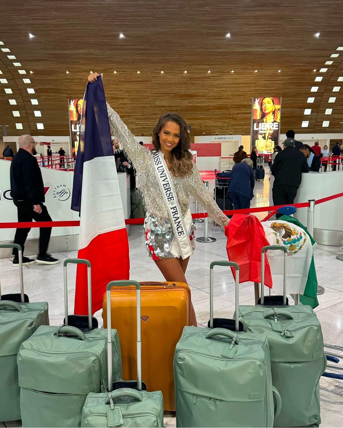 Đại diện Pháp - Indira Ampiot - đã khởi hành sang Mexico thi Hoa hậu Hoàn vũ. Người đẹp sinh năm 2004, cao 1,77 m. Giành ngôi vị Hoa hậu Pháp 2023 nhưng Indira Ampiot phải chờ hai năm mới được tham dự sân chơi Hoa hậu Hoàn vũ. Năm ngoái, Hoa hậu Pháp 2022 Diane Leyre được chọn trở thành đại diện Pháp tại Hoa hậu Hoàn vũ 2023 tổ chức ở El Salvador nhưng không giành thành tích.