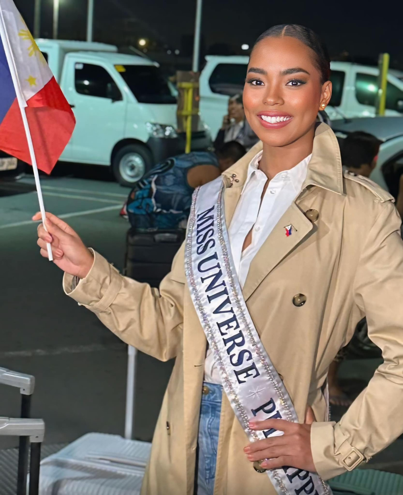 Đại diện Philippines - Chelsea Manalo - được đông đảo fan tiễn ra sân bay. Cô năm nay 24 tuổi, có vẻ đẹp cá tính. Người đẹp cao 1,7 m, thân hình cân đối, quyến rũ.