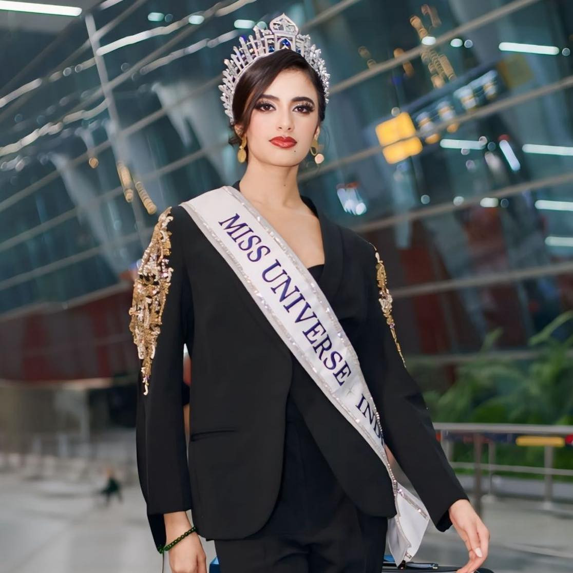 Đại diện Ấn Độ - Rhea Singha - mặc vest đen thanh lịch ở sân bay. Cô năm nay 19 tuổi, cao 1,7 m, nhan sắc được đánh giá cao.