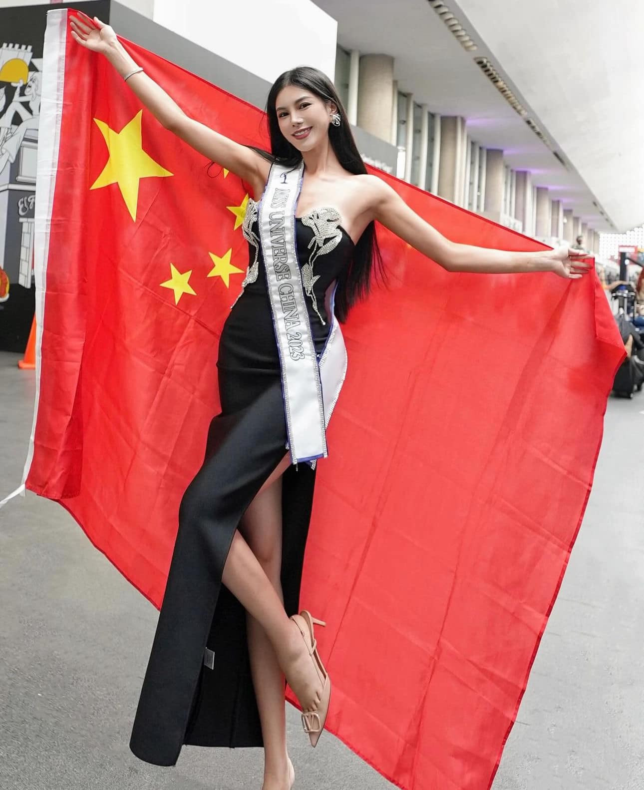 Đại diện Trung Quốc khoe dáng ở sân bay. Cô bị chê chỉnh sửa ảnh, kéo chân quá đà.