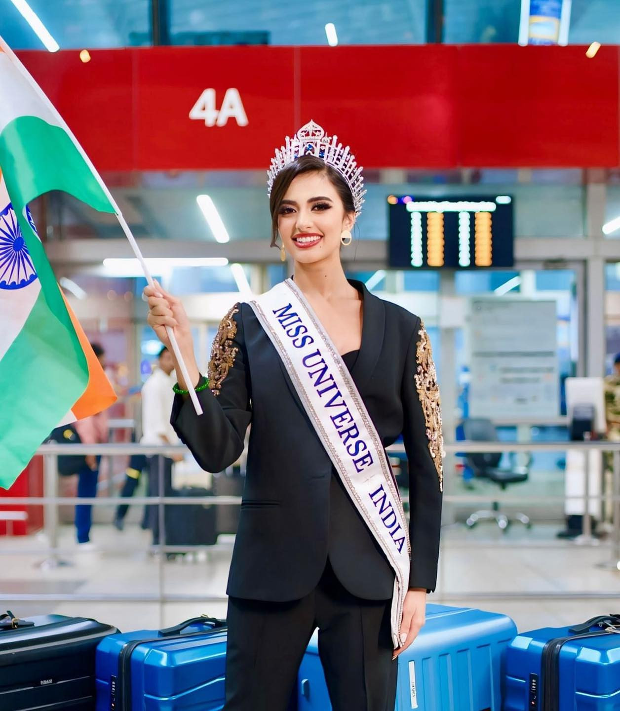 Đại diện Ấn Độ - Rhea Singha - mặc vest đen thanh lịch ở sân bay. Cô năm nay 19 tuổi, cao 1,7 m, nhan sắc được đánh giá cao.