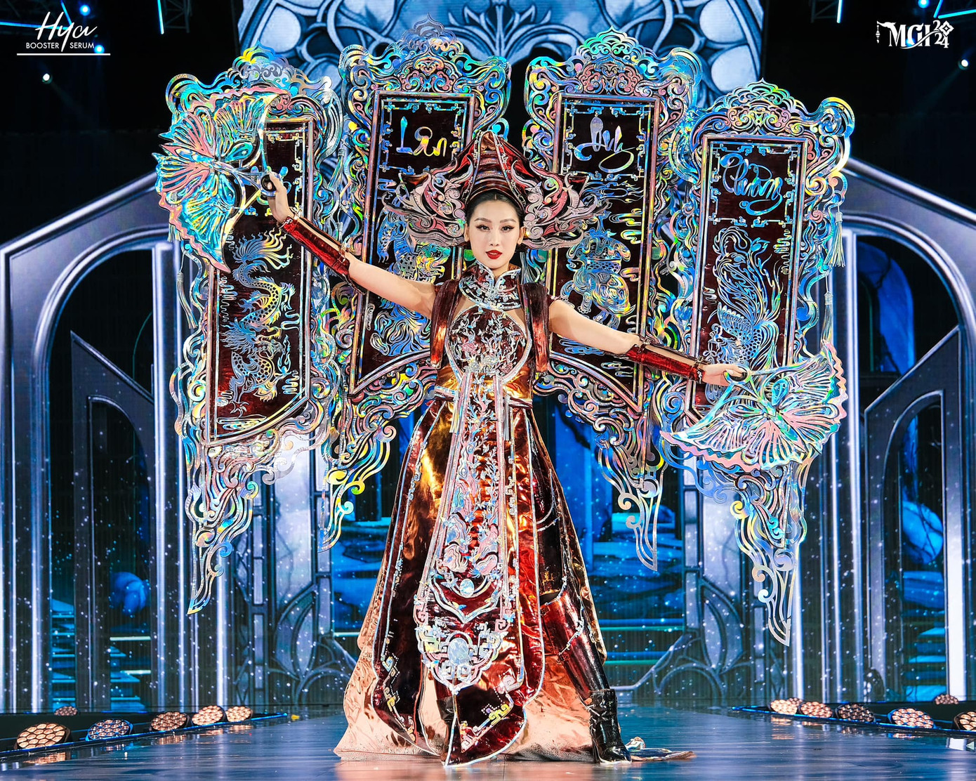 Đại diện Việt Nam - Võ Lê Quế Anh - trình diễn thiết kế mang tên Khảm xà cừ. Trang phục lấy cảm hứng từ nét đẹp của nghề khảm vỏ ốc, vỏ trai truyền thống, tạo nên các sản phẩm thủ công vô cùng bắt mắt và mang đậm dấu ấn Việt Nam, gắn liền với lịch sử phát triển của nền mỹ thuật dân tộc. Người đẹp được khen ngợi trình diễn đẹp mắt, thần thái ấn tượng.