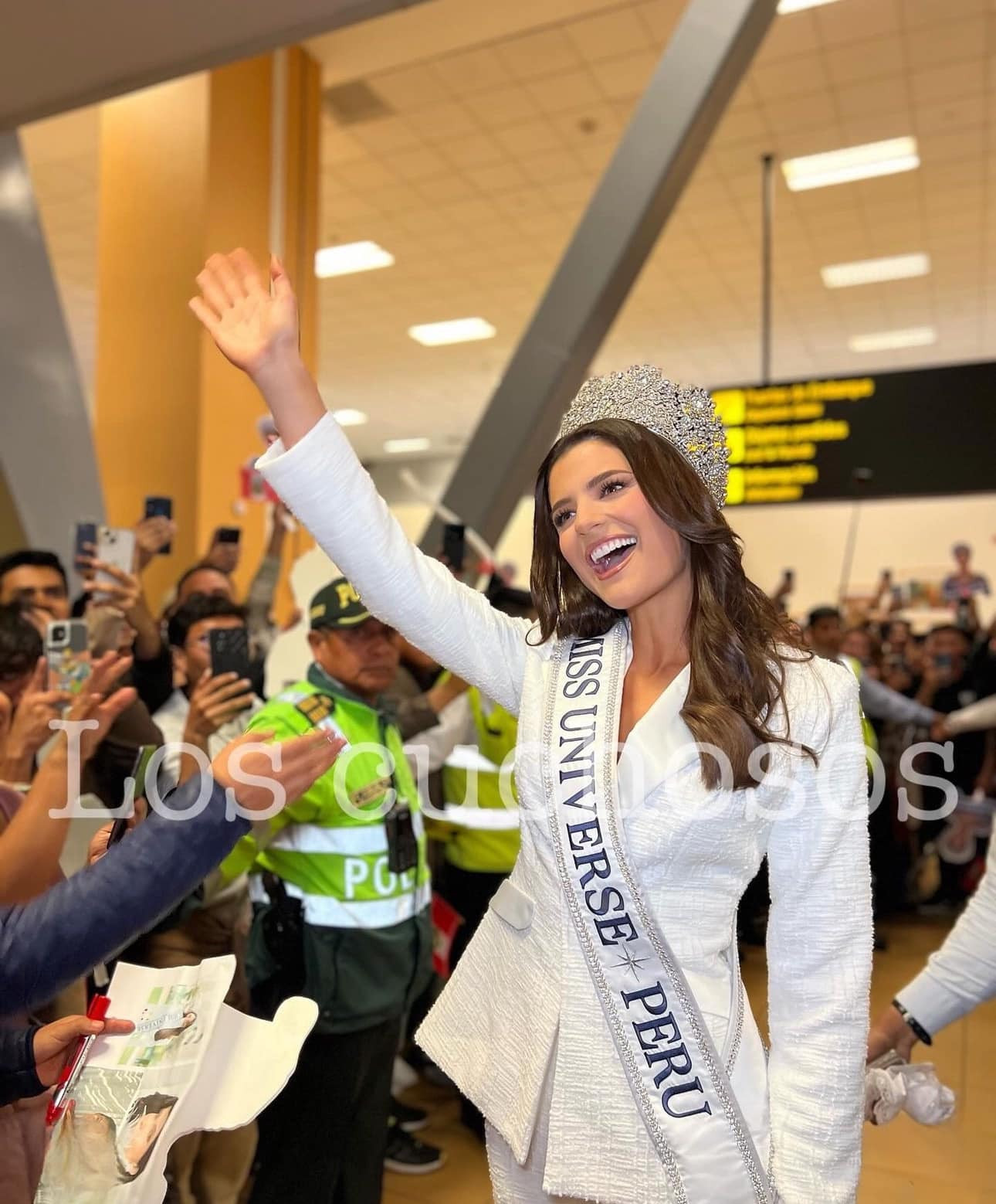 Đại diện Peru - Tatiana Calmell - mặc vest trắng thanh lịch khi ra sân bay. Cô là ứng viên sáng giá cho vương miện tới từ khu vực châu Mỹ. Tatiana Calmell năm nay 29 tuổi, là người mẫu, diễn viên có tiếng tại quê nhà. Tatiana Calmell từng giành ngôi vị Á hậu 2 tại Hoa hậu Quốc tế 2022.