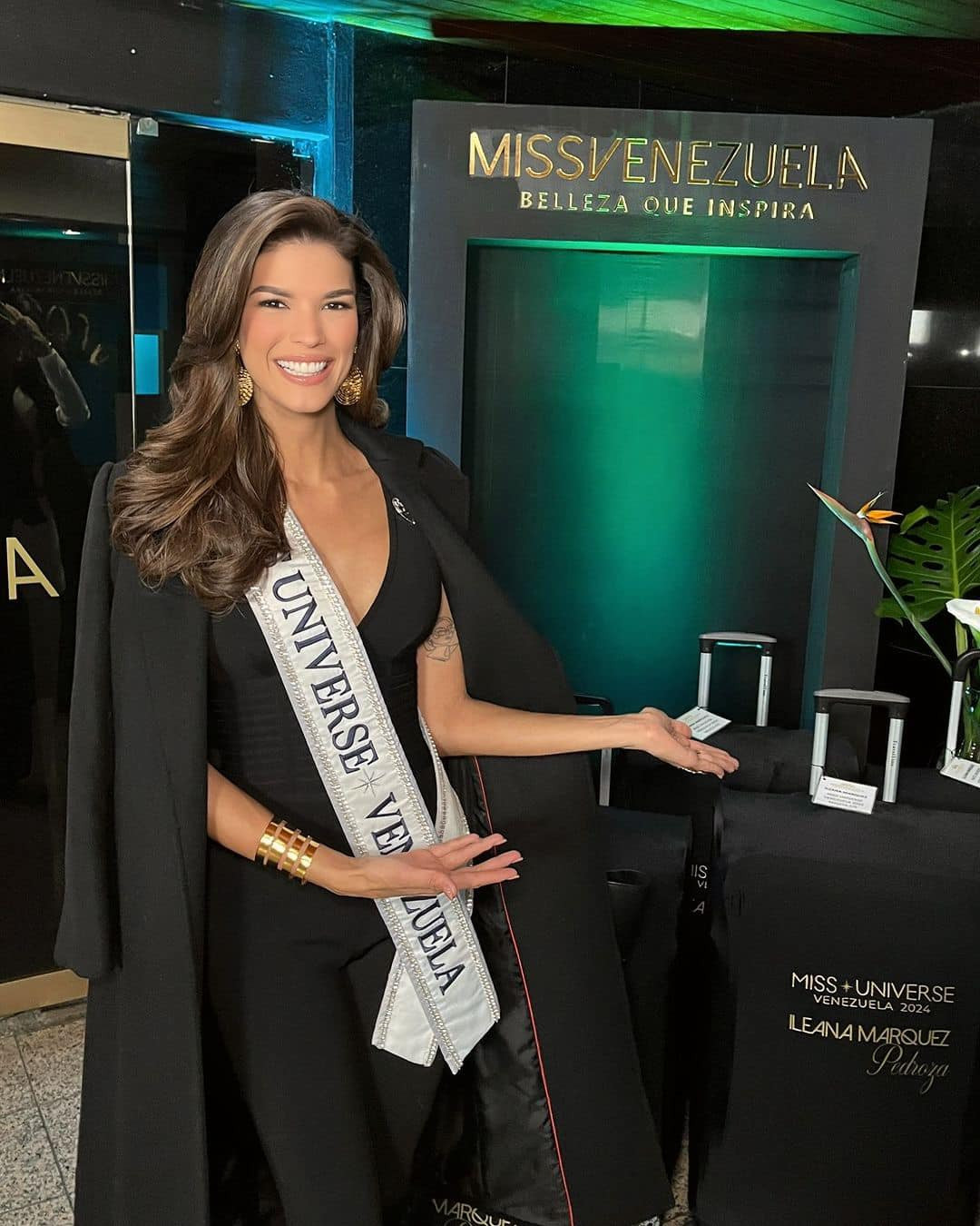 Đại diện Venezuela - Ileana Marquez Pedroz - diện trang phục tông màu đen thanh lịch. Cô là ứng viên gây chú ý của châu Mỹ. Người đẹp năm nay 27 tuổi, cao 1,77 m, thân hình săn chắc, nóng bỏng. Hiện cô là người mẫu chuyên nghiệp ở quê nhà. Cô đã có một con gái.