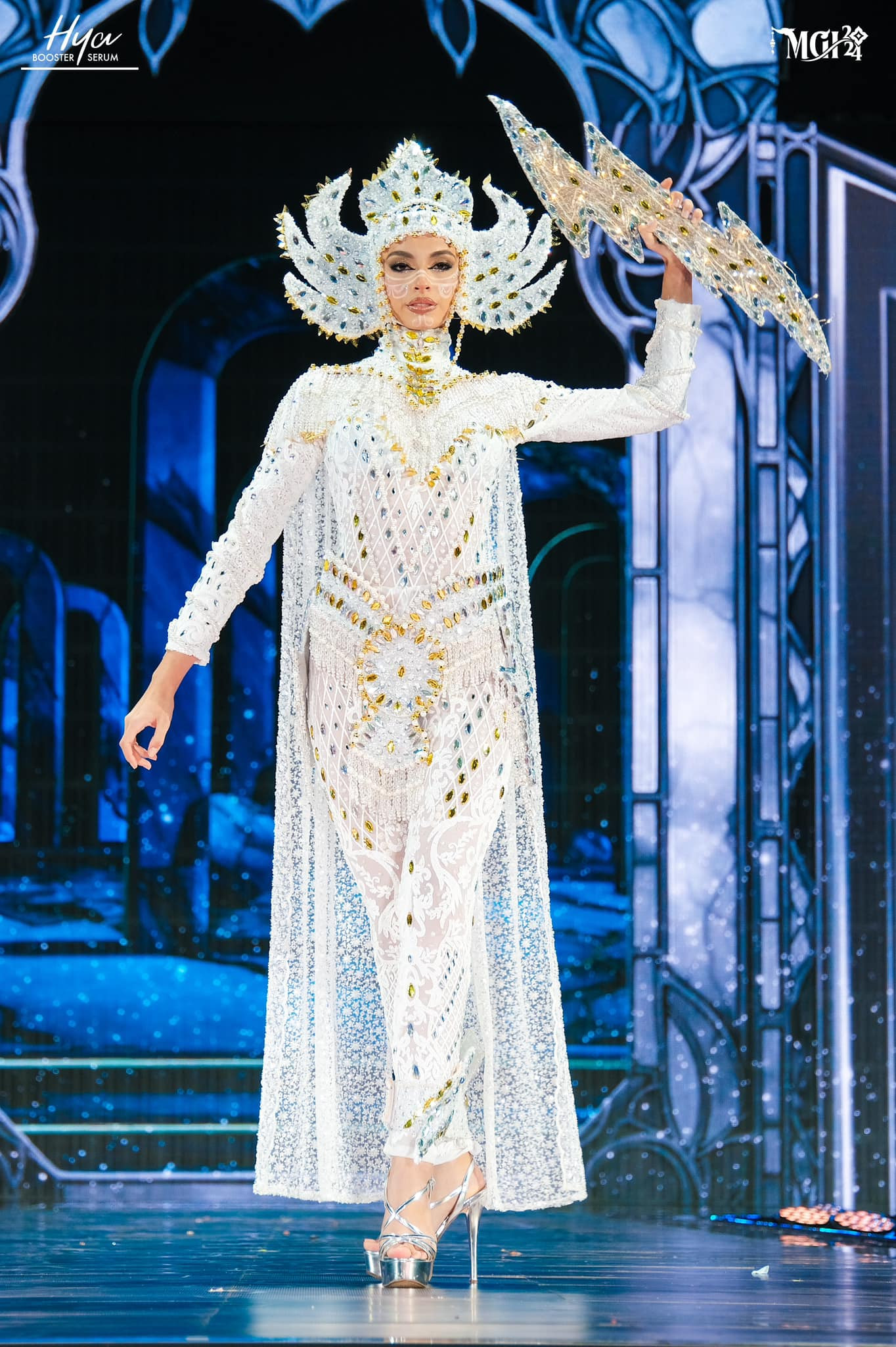 Trang phục của người đẹp Honduras tôn vinh Tláloc (Ta-lic) - một trong những vị thần quan trọng nhất trong nền văn hóa Pipil, được coi là thần mưa, nước, sấm sét và nông nghiệp.