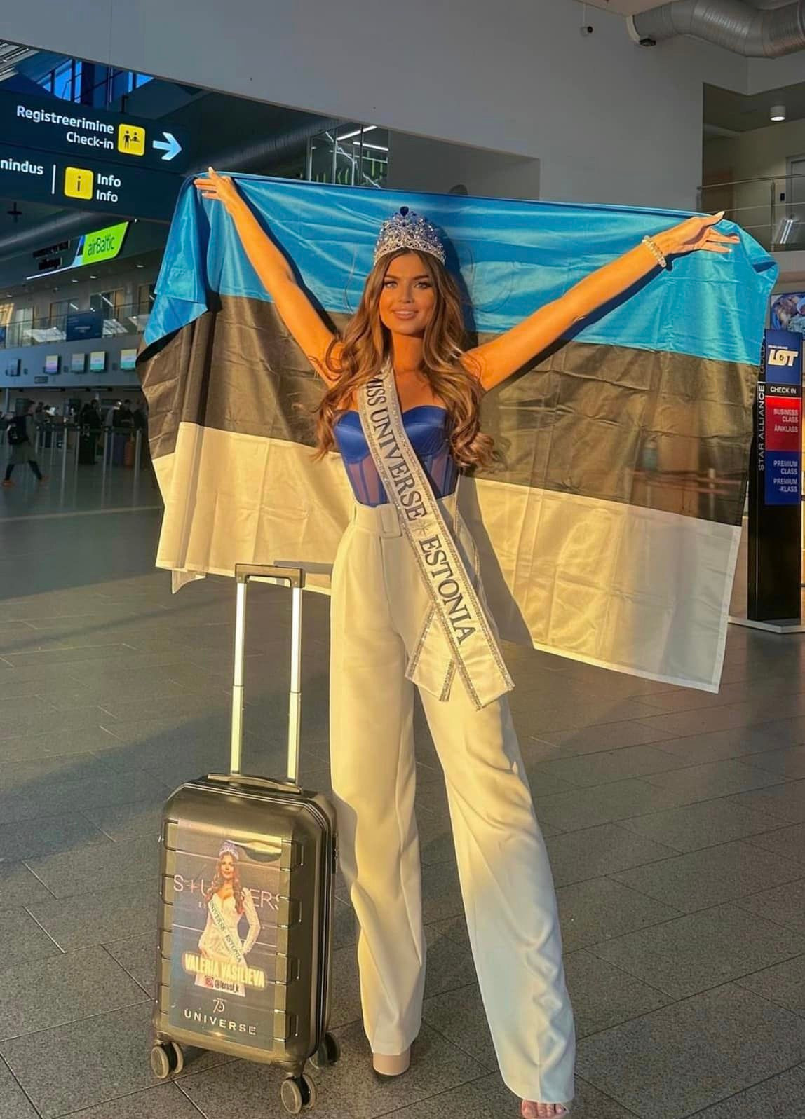 Đại diện Estonia ra sân bay đi Mexico. Cô là một trong những thí sinh khởi hành sớm nhất.