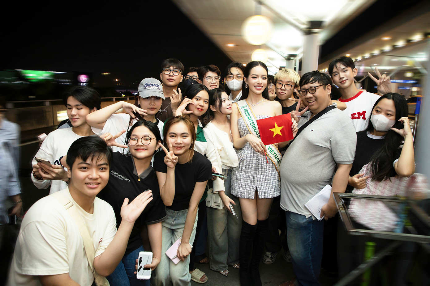 Đông đảo người hâm mộ đã có mặt từ sớm tại sân bay để chào đón Thanh Thủy. Dù thời gian gấp rút, cô vẫn chụp ảnh kỷ niệm và trình diễn catwalk ngay tại sân bay để đáp lại tình cảm của mọi người.