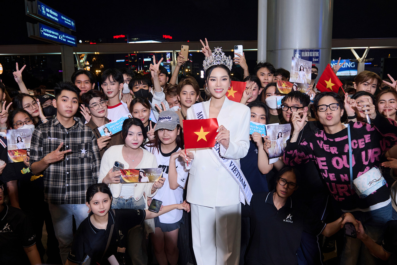 Hoa hậu Kỳ Duyên diện vest trắng thanh lịch lên đường sang Mexico thi Hoa hậu Hoàn vũ. Kỳ Duyên được kỳ vọng mang về thành tích cao cho Việt Nam ở Hoa hậu Hoàn vũ 2024.