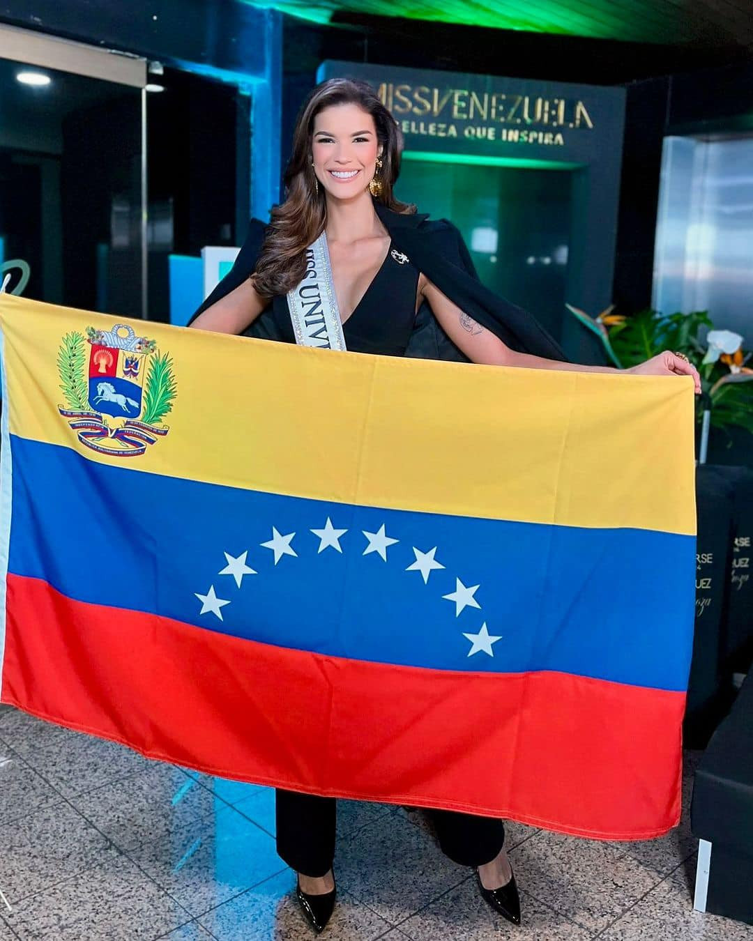 Đại diện Venezuela - Ileana Marquez Pedroz - diện trang phục tông màu đen thanh lịch. Cô là ứng viên gây chú ý của châu Mỹ. Người đẹp năm nay 27 tuổi, cao 1,77 m, thân hình săn chắc, nóng bỏng. Hiện cô là người mẫu chuyên nghiệp ở quê nhà. Cô đã có một con gái.
