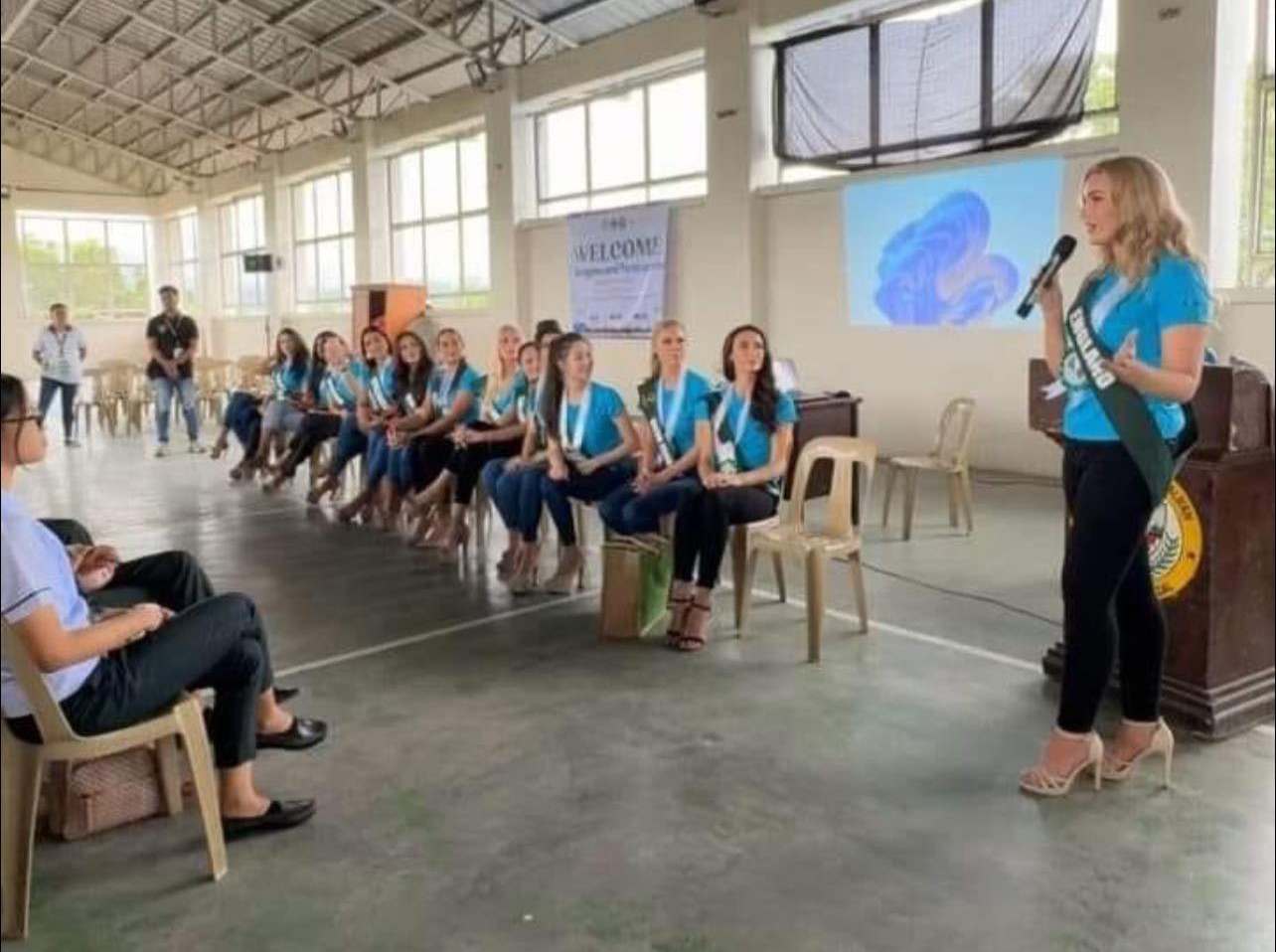 Hình ảnh khiến cuộc thi bị chê tổ chức thiếu chuyên nghiệp, tạm bợ. Hình ảnh khiến cuộc thi bị chê tổ chức thiếu chuyên nghiệp, tạm bợ.