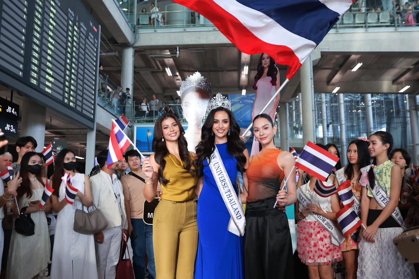 Ngày 27/10, đại diện Thái Lan - Opal Suchata - đã sang Mexico để tham dự Hoa hậu Hoàn vũ 2024. Cô được đông đảo bạn bè, người hâm mộ ra sân bay tiễn. Hoa hậu Hoàn vũ Thái Lan 2023 Anntonia Porsild cũng tới tiễn đàn em lên đường.