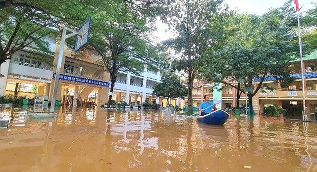 Trường THCS Phước Tân 1 ngập hơn nửa mét Trường THCS Phước Tân 1 ngập hơn nửa mét