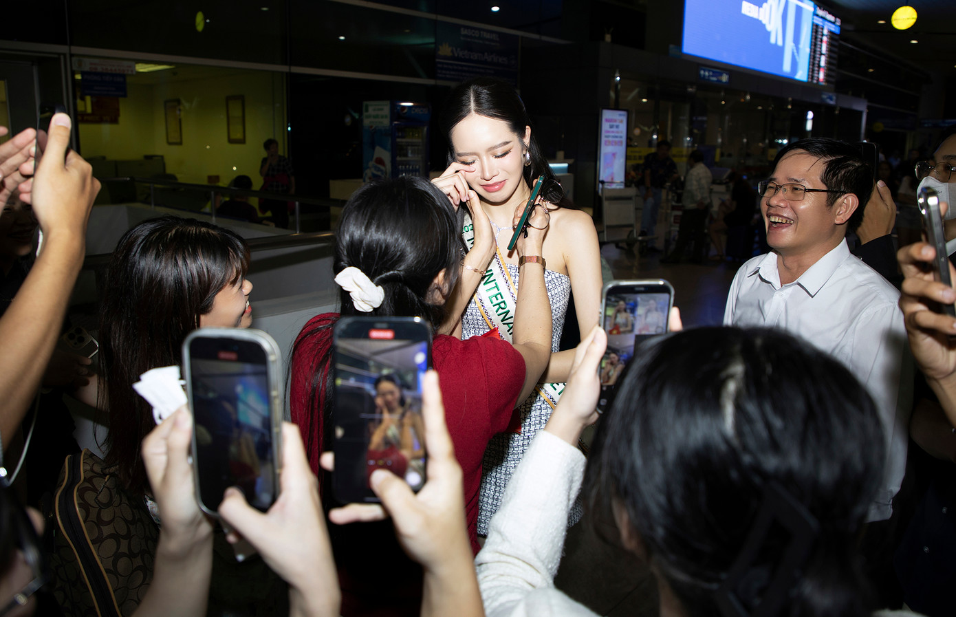 Thanh Thủy bật khóc xúc động trong vòng tay bố mẹ trước giờ lên đường.