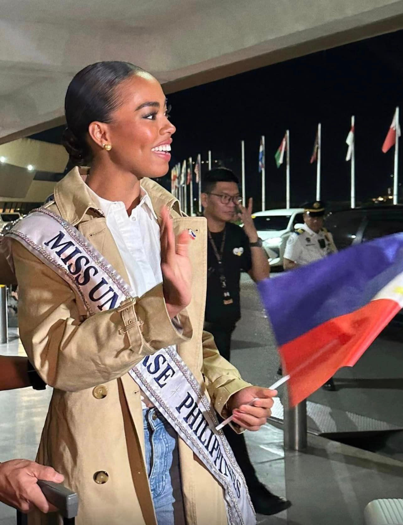 Đại diện Philippines - Chelsea Manalo - được đông đảo fan tiễn ra sân bay. Cô năm nay 24 tuổi, có vẻ đẹp cá tính. Người đẹp cao 1,7 m, thân hình cân đối, quyến rũ.