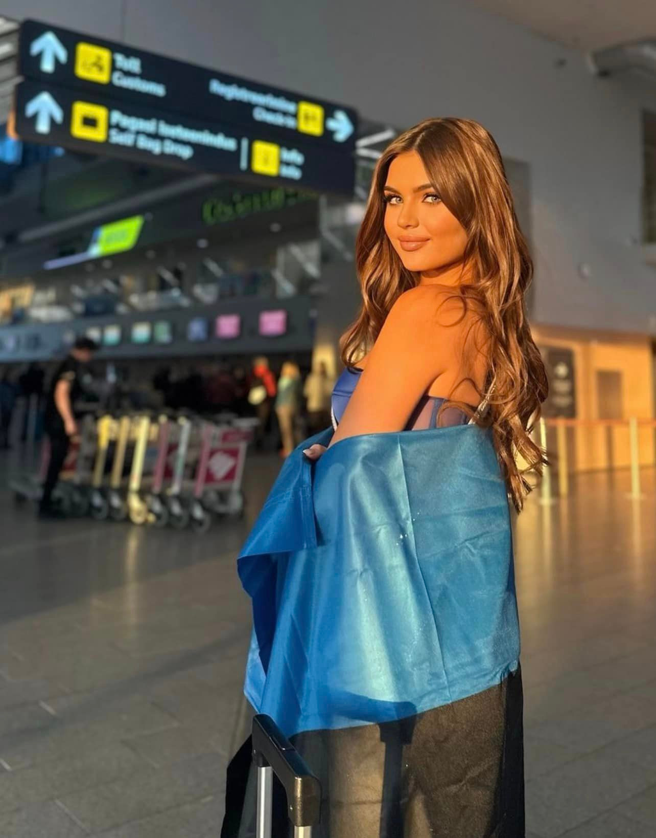 Đại diện Estonia ra sân bay đi Mexico. Cô là một trong những thí sinh khởi hành sớm nhất.