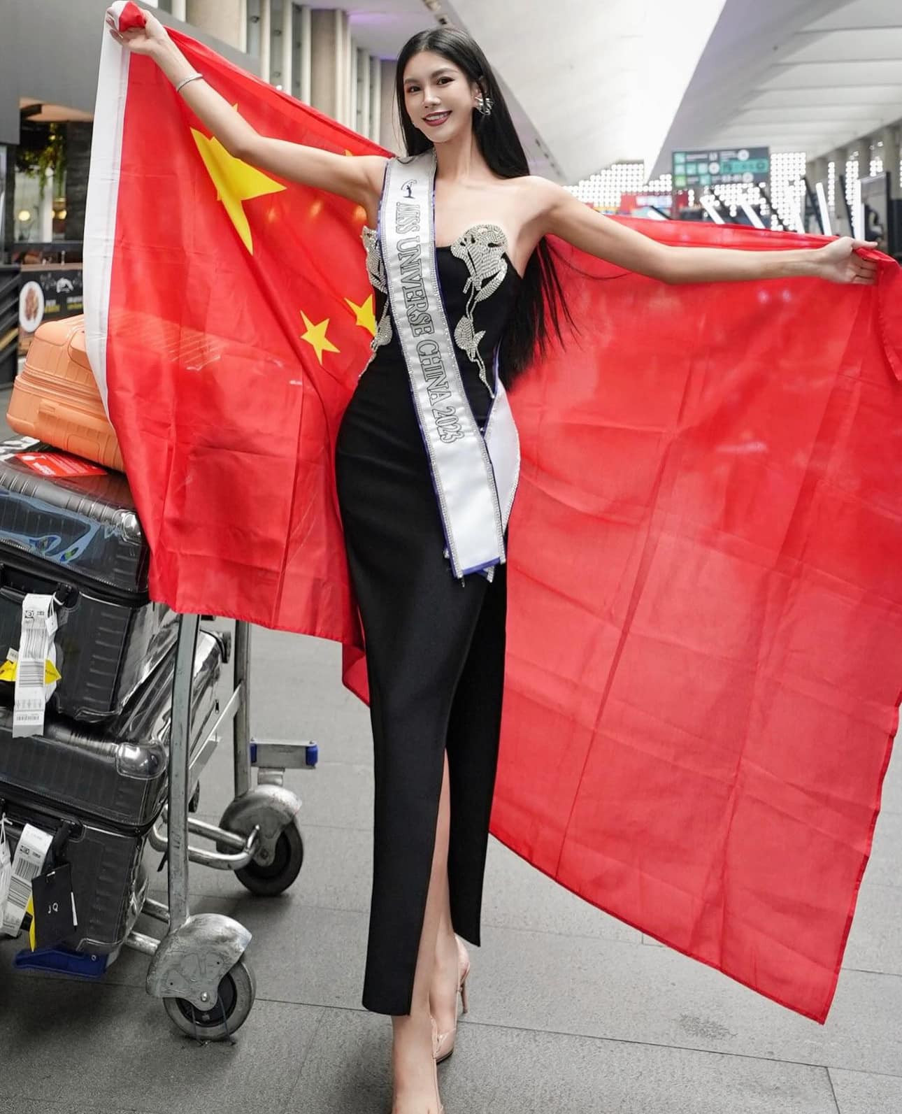Đại diện Trung Quốc khoe dáng ở sân bay. Cô bị chê chỉnh sửa ảnh, kéo chân quá đà.