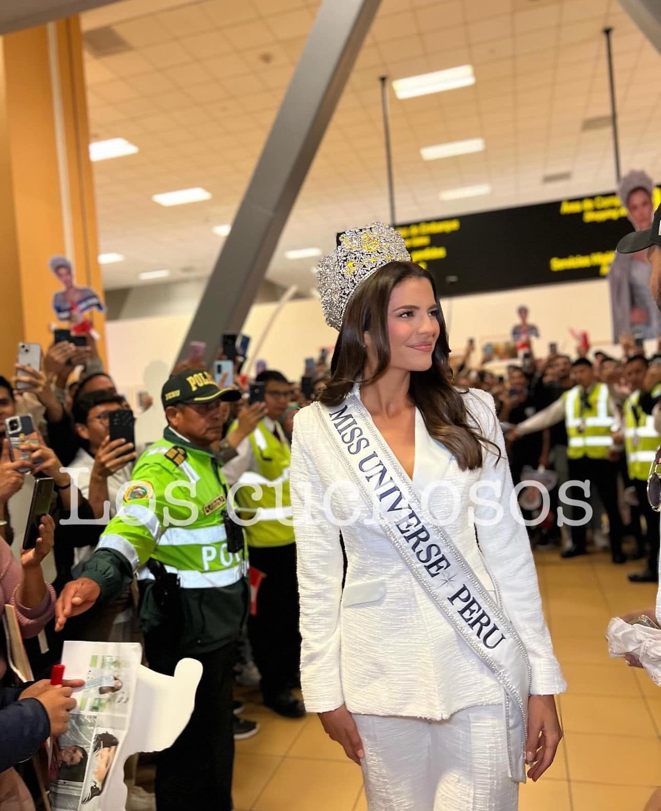 Đại diện Peru - Tatiana Calmell - mặc vest trắng thanh lịch khi ra sân bay. Cô là ứng viên sáng giá cho vương miện tới từ khu vực châu Mỹ. Tatiana Calmell năm nay 29 tuổi, là người mẫu, diễn viên có tiếng tại quê nhà. Tatiana Calmell từng giành ngôi vị Á hậu 2 tại Hoa hậu Quốc tế 2022.