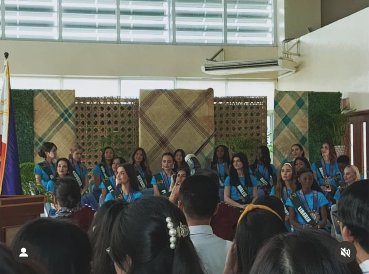 Hình ảnh khiến cuộc thi bị chê tổ chức thiếu chuyên nghiệp, tạm bợ. Hình ảnh khiến cuộc thi bị chê tổ chức thiếu chuyên nghiệp, tạm bợ.