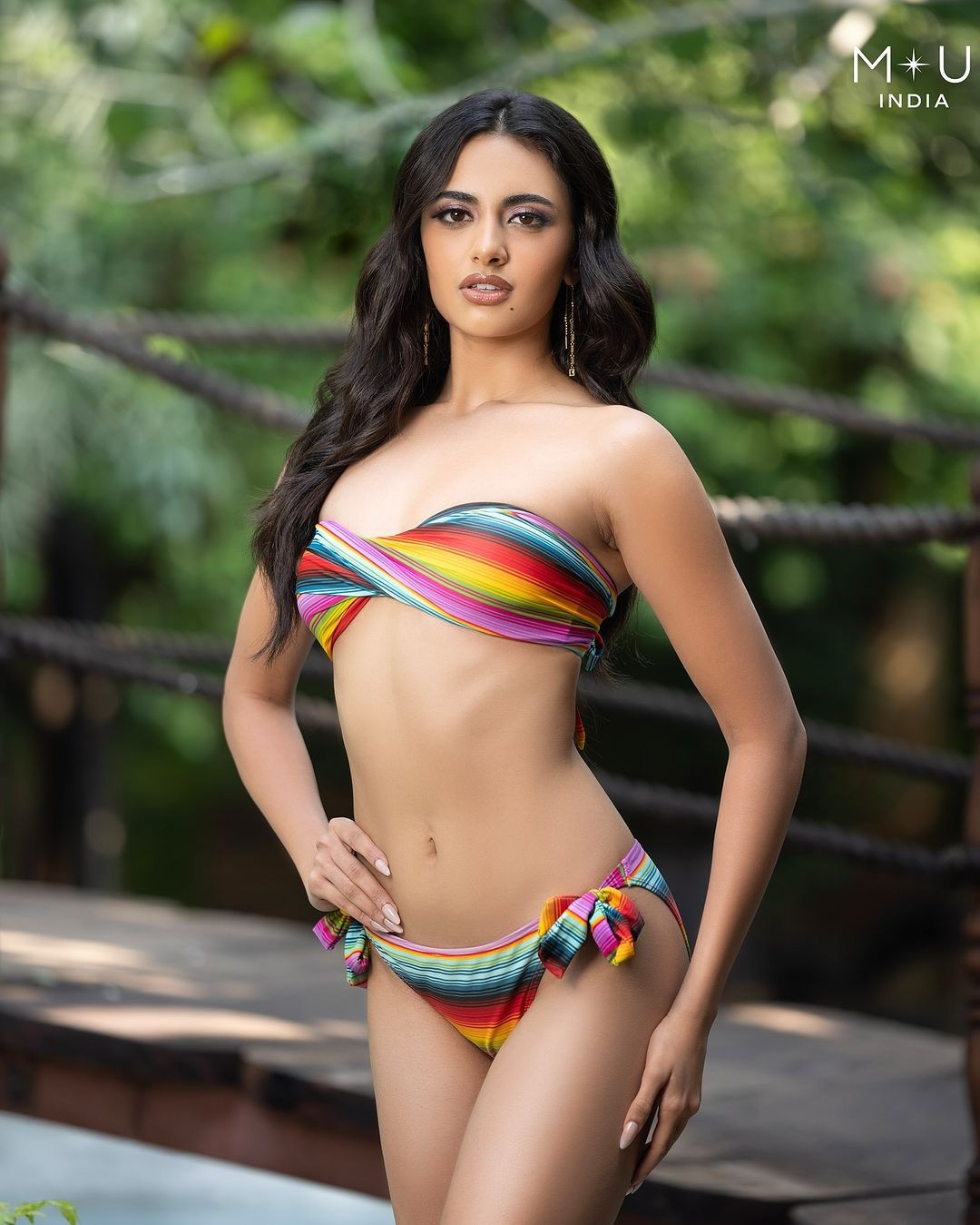 Hoa hậu Hoàn vũ Ấn Độ cao 1,7 m có vóc dáng cân đối, quyến rũ. Rhea Singha có khả năng ngoại ngữ ấn tượng. Cô có thể nói được tiếng Anh trôi chảy. Người đẹp thường xuyên làm diễn giả của diễn đàn TEDx và nhiều chương trình khác.