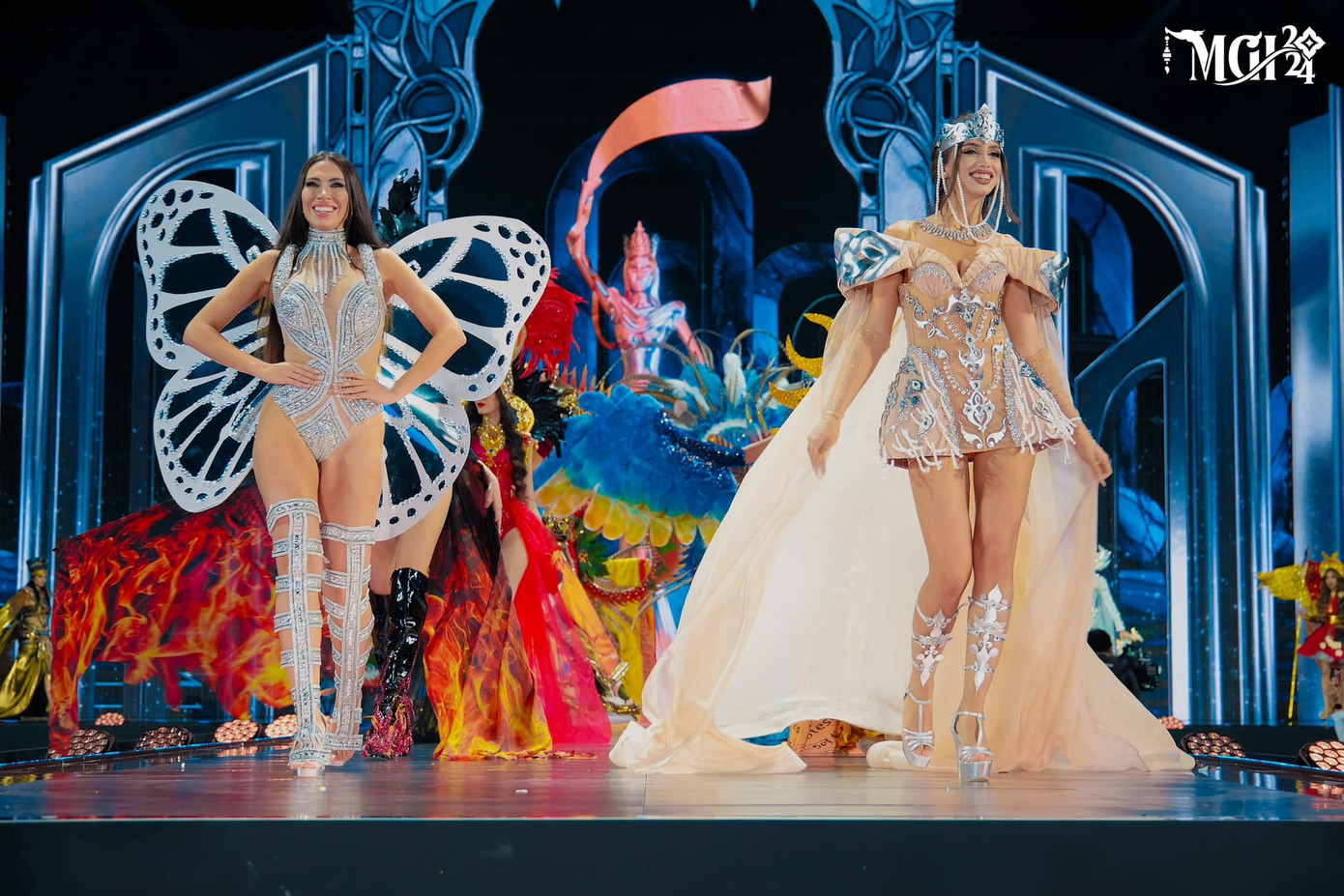 Tuy nhiên, qua sóng livestream, nhiều người nhận ra đêm thi vắng khán giả, trống nhiều ghế. Trong lúc thí sinh trình diễn, tiếng cổ vũ của khán giả thưa thớt, không khuấy động được không khí.