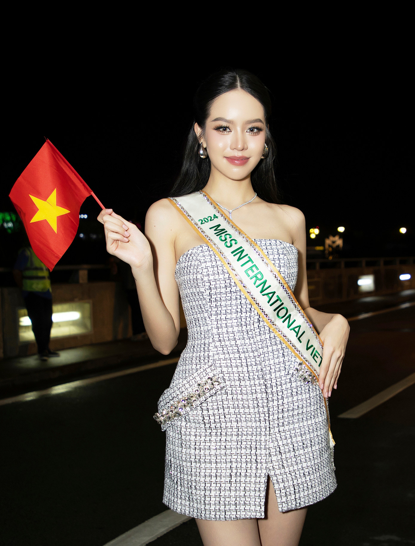 Tối 28/10, Hoa hậu Thanh Thủy và Kỳ Duyên cùng có mặt ở sân bay Tân Sơn Nhất TPHCM để đi thi quốc tế. Hoa hậu Thanh Thủy bay sang Nhật để dự thi Hoa hậu Quốc tế 2024, trong khi đó Hoa hậu Kỳ Duyên bay sang Mexico để thi Hoa hậu Hoàn vũ 2024.