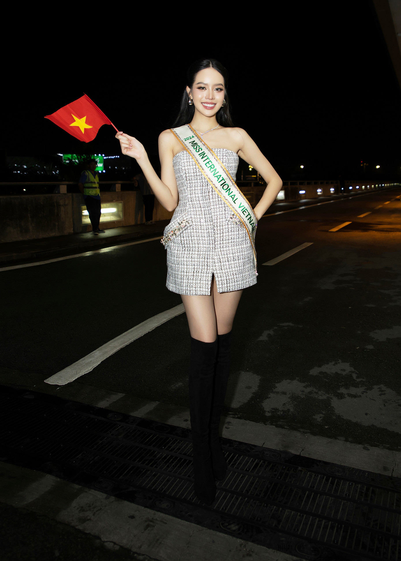 Hoa hậu Thanh Thủy lên đường thi Hoa hậu Quốc tế hôm 28/10.