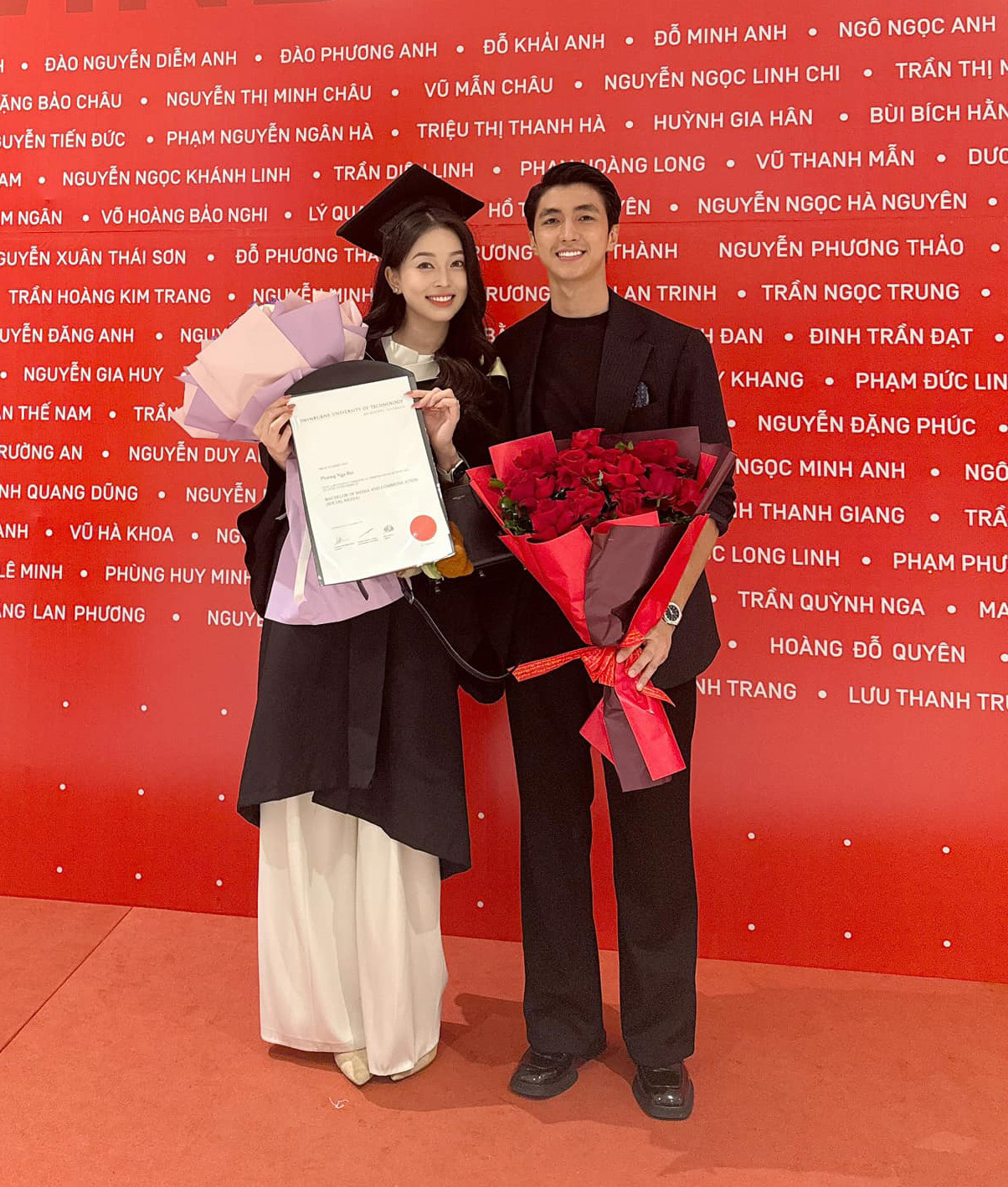 Á hậu Phương Nga tốt nghiệp cử nhân ngành truyền thông vào sáng 26/10. Á hậu Phương Nga tốt nghiệp cử nhân ngành truyền thông vào sáng 26/10.