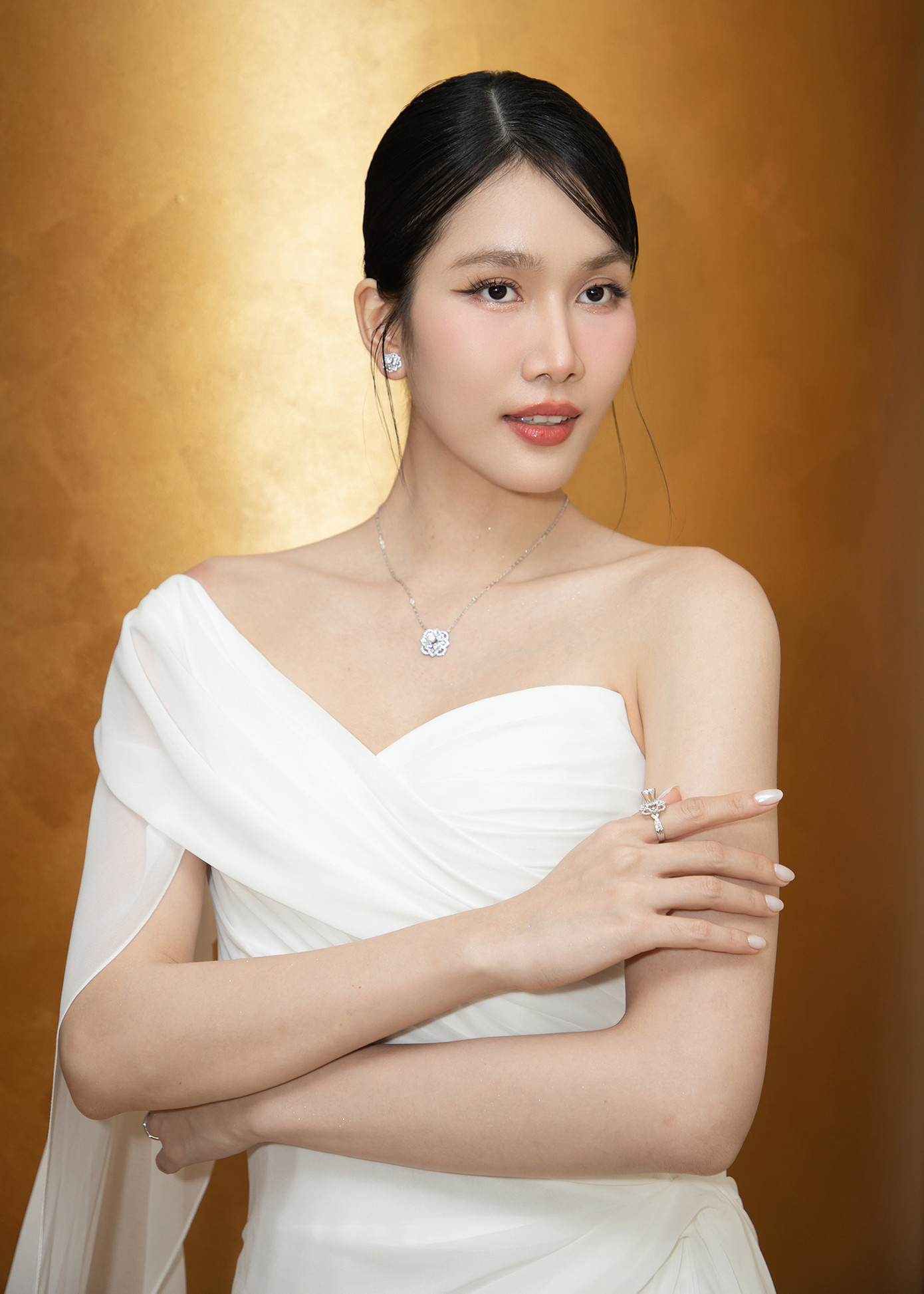 Á hậu Phương Anh khoe vai trần với bộ váy trắng thanh lịch. Người đẹp ít hoạt động showbiz hơn sau khi kết hôn với chồng doanh nhân.