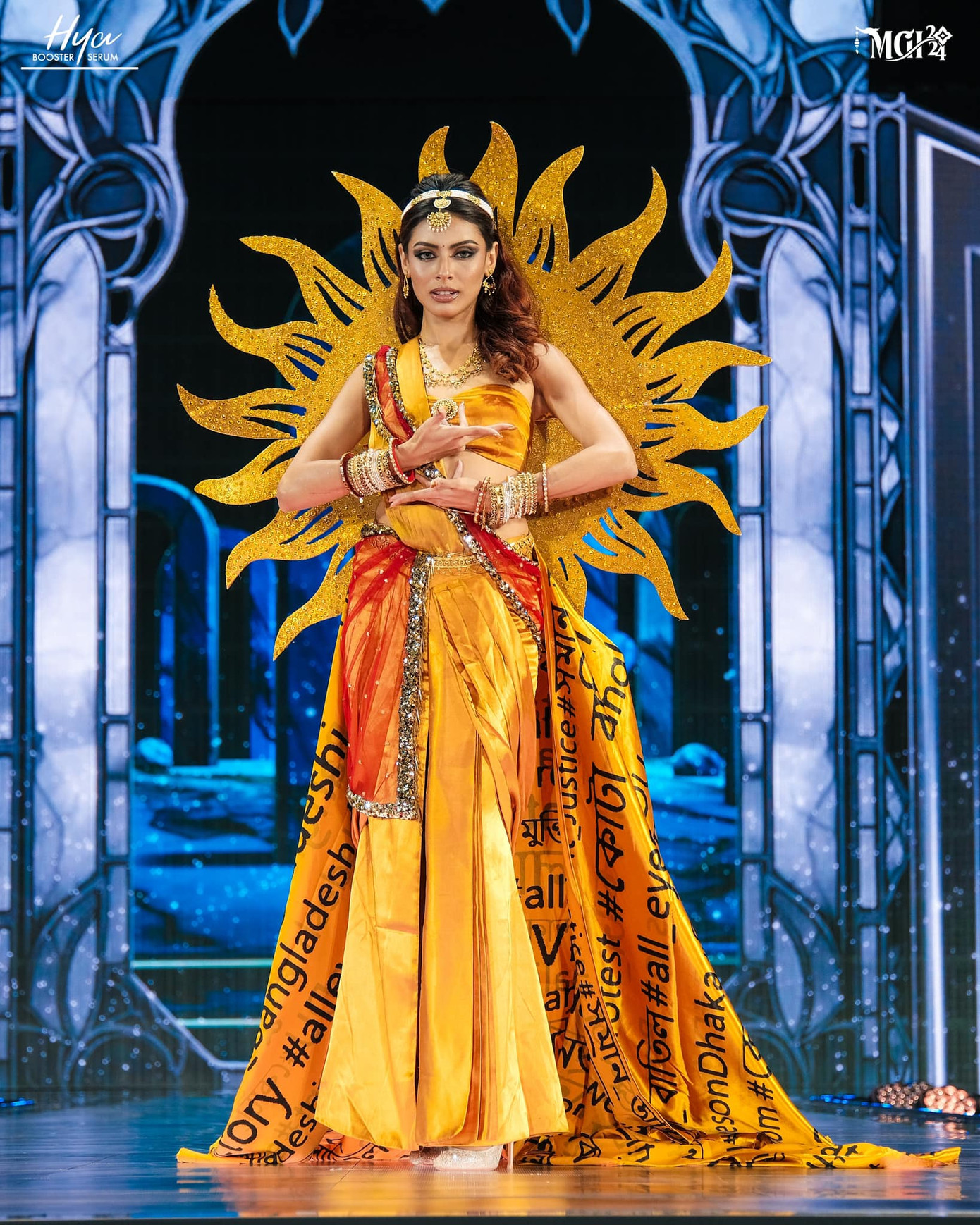 Người đẹp Bangladesh mang tới thiết kế tượng trưng cho những cánh đồng lúa vàng và sự giàu có về văn hóa của quốc gia.