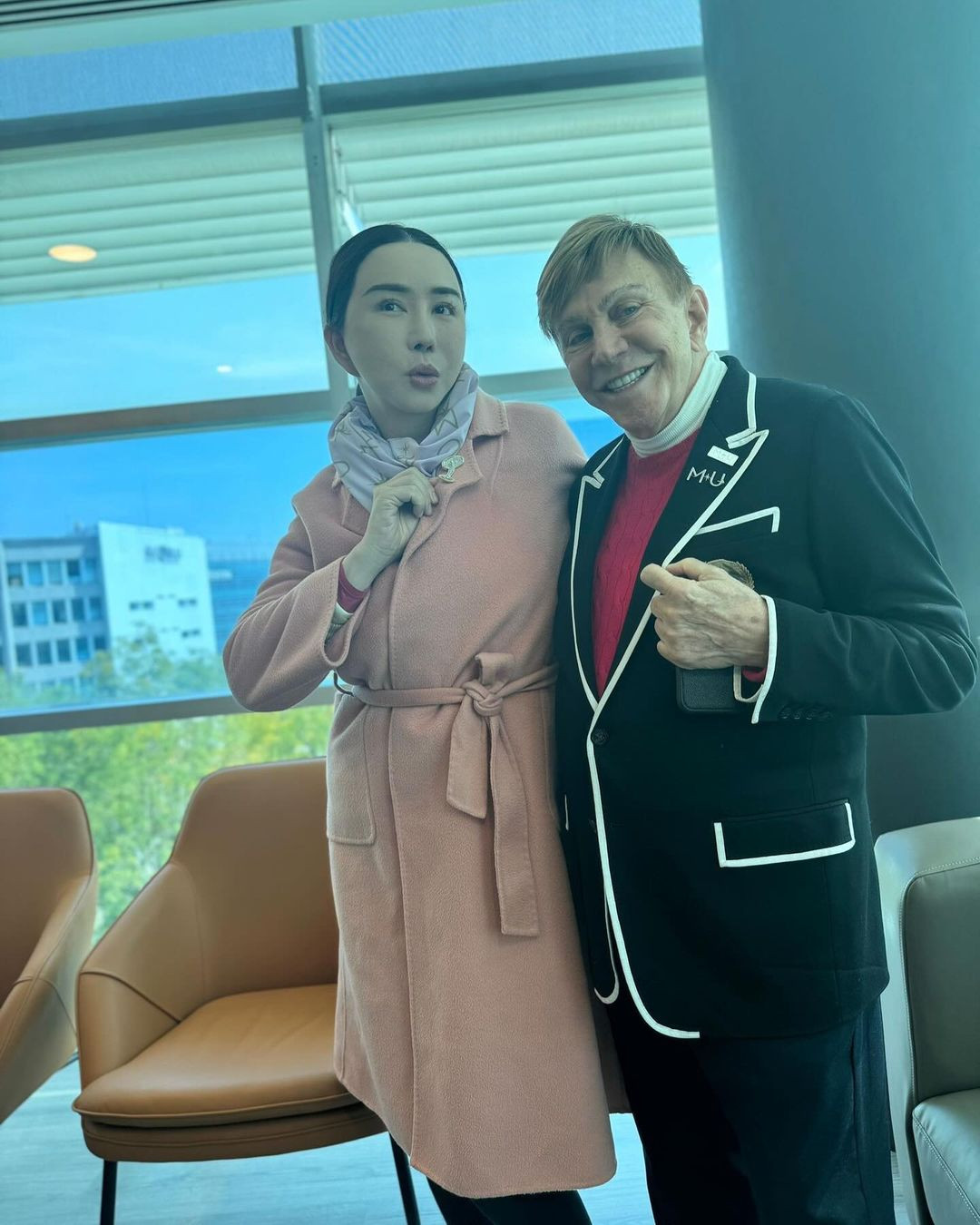 Nữ tỷ phú chuyển giới Anne Jakrakutatip và ông trùm hoa hậu Venezuela - Osmel Sousa bị chỉ trích vì bình phẩm về thí sinh Hoa hậu Hoàn vũ 2024.