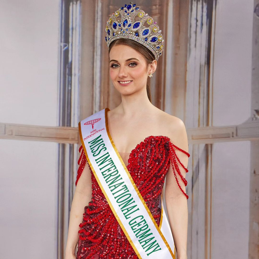 Theo giới thiệu của Silvia trên Instagram, cô đã ghé thăm 35 quốc gia, từng sống tại 9 nước và biết 15 ngôn ngữ, thuộc 6 bảng chữ cái.