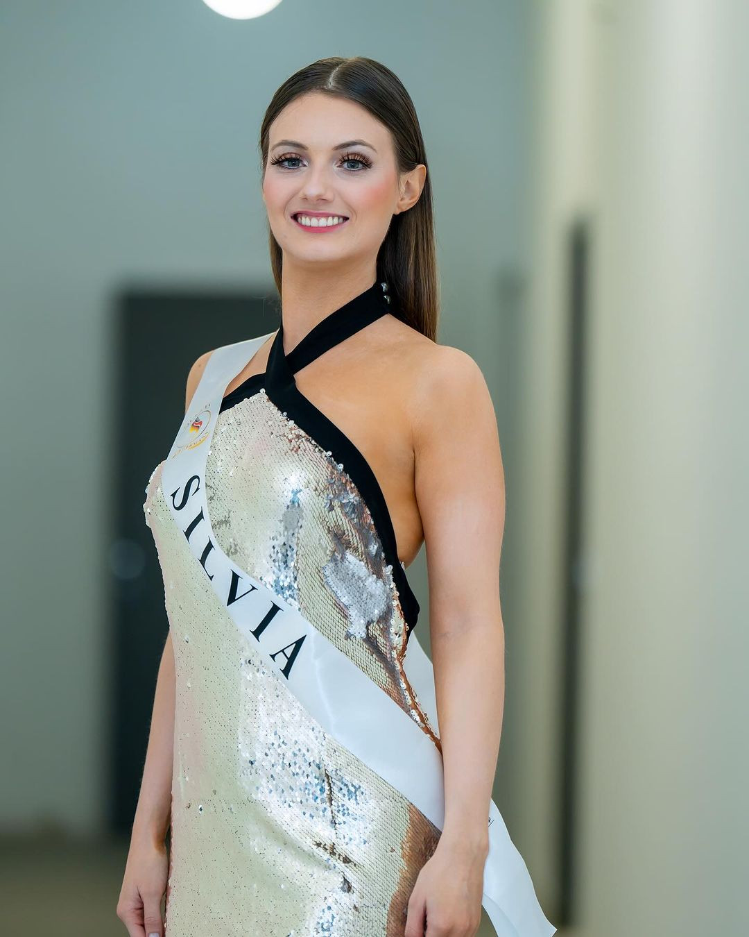 Người đẹp năm nay 28 tuổi, là con lai Đức - Tây Ban Nha, đã tốt nghiệp ngành Quan hệ quốc tế.