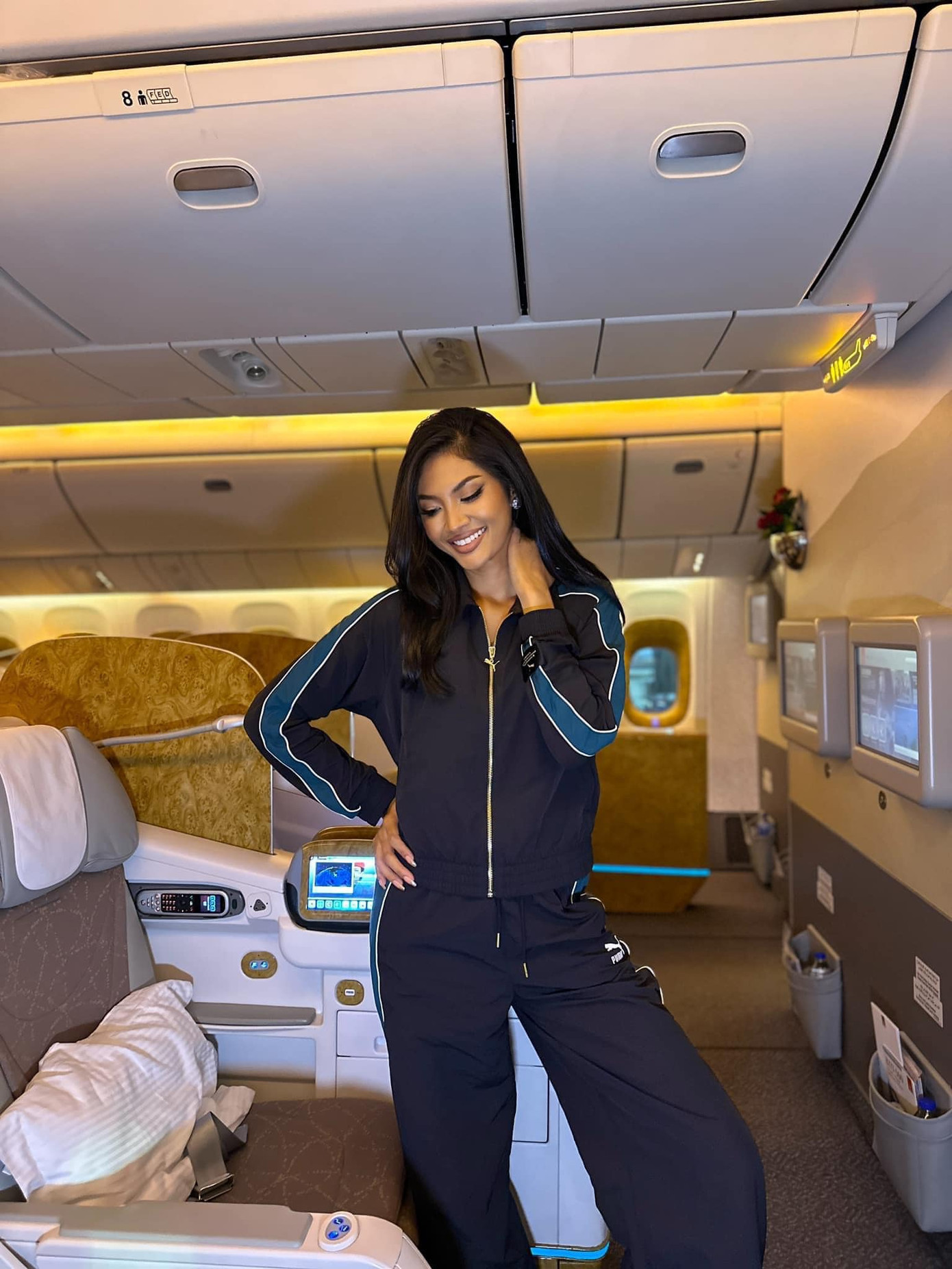 Đại diện Campuchia mặc trang phục thoải mái khi lên máy bay sang Mexico. Davin Prasath năm nay 33 tuổi, là người mẫu thể hình, diễn viên, người mẫu thời trang. Cô là người phụ nữ đầu tiên đã kết hôn, sinh con đăng quang Hoa hậu Hoàn vũ Campuchia. Davin gây ấn tượng với khả năng nói tiếng Anh trôi chảy và phong cách ứng xử, hùng biện thông minh.