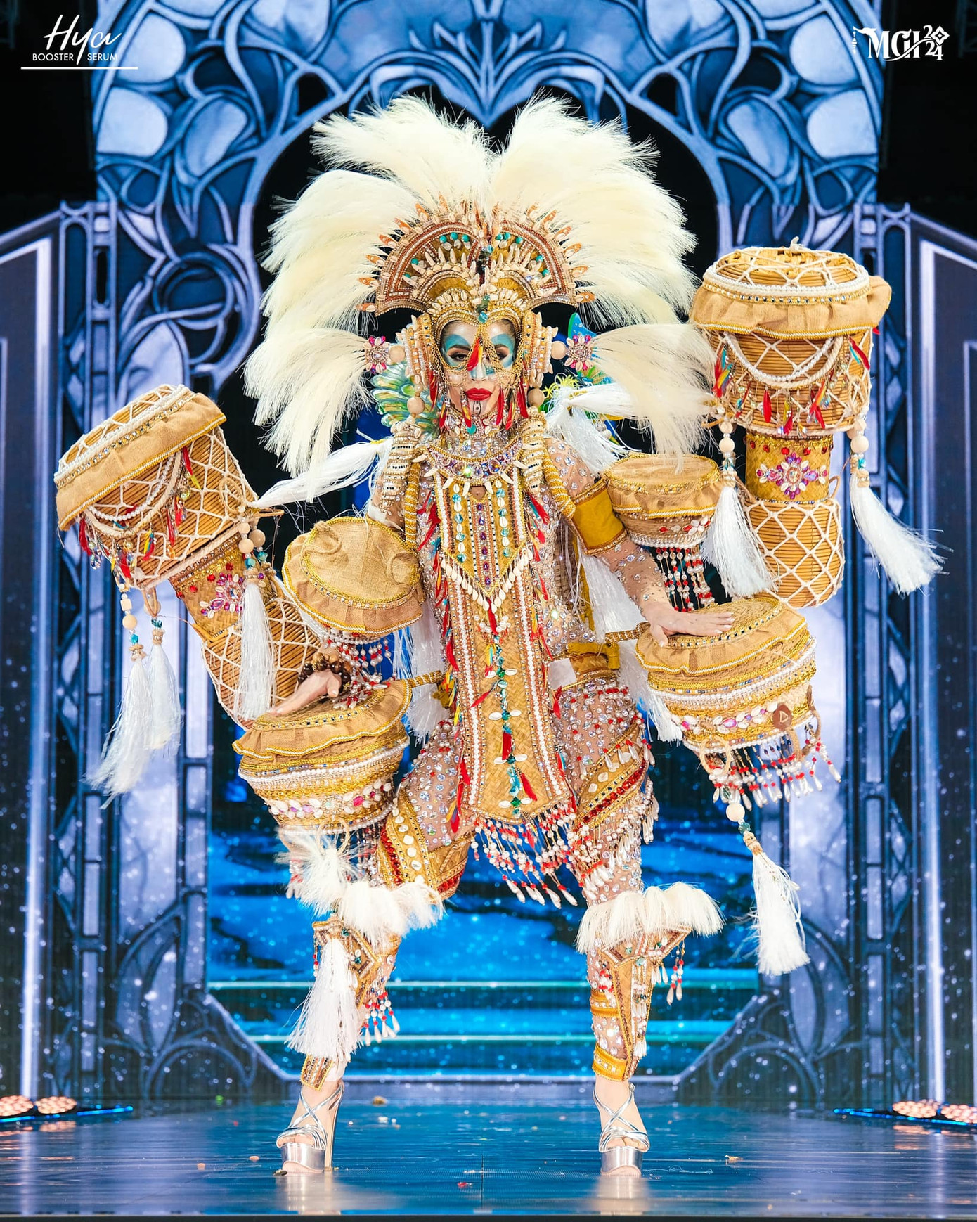 Đại diện Honduras trình diễn thiết kế nhằm tôn vinh PECH (Pećh) - một trong chín bộ tộc bản địa còn sót lại của Honduras, đến từ vùng đông bắc.