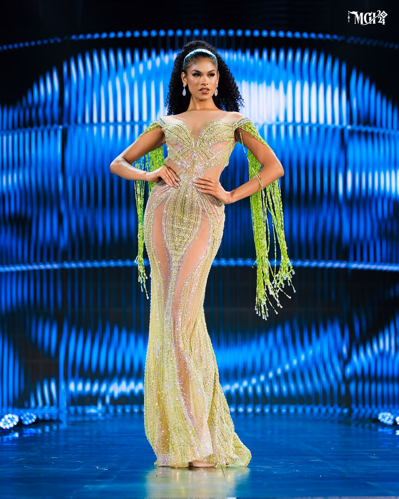 Đại diện Peru - Arlette Rujel - đang được kỳ vọng tiếp bước người tiền nhiệm Luciana Fuster mang về chiến thắng tiếp theo cho quốc gia. Arlette Rujel năm nay 25 tuổi, cao 1,81 m. Arlette Rujel bước chân vào nghề người mẫu từ rất sớm. Người đẹp còn theo đuổi công việc kinh doanh và dẫn chương trình. Người đẹp Peru gây ấn tượng với gương mặt sắc sảo, hiện đại cùng mái tóc xù cá tính và body khỏe khoắn.