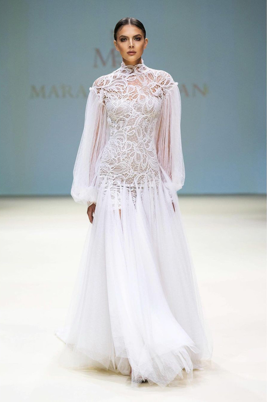 Người đẹp đã có bằng cử nhân thiết kế thời trang từ Istituto Marangoni ở Milan, Italia. Ngoài ra, cô cũng có bằng cử nhân báo chí. Người đẹp đã có bằng cử nhân thiết kế thời trang từ Istituto Marangoni ở Milan, Italia. Ngoài ra, cô cũng có bằng cử nhân báo chí.