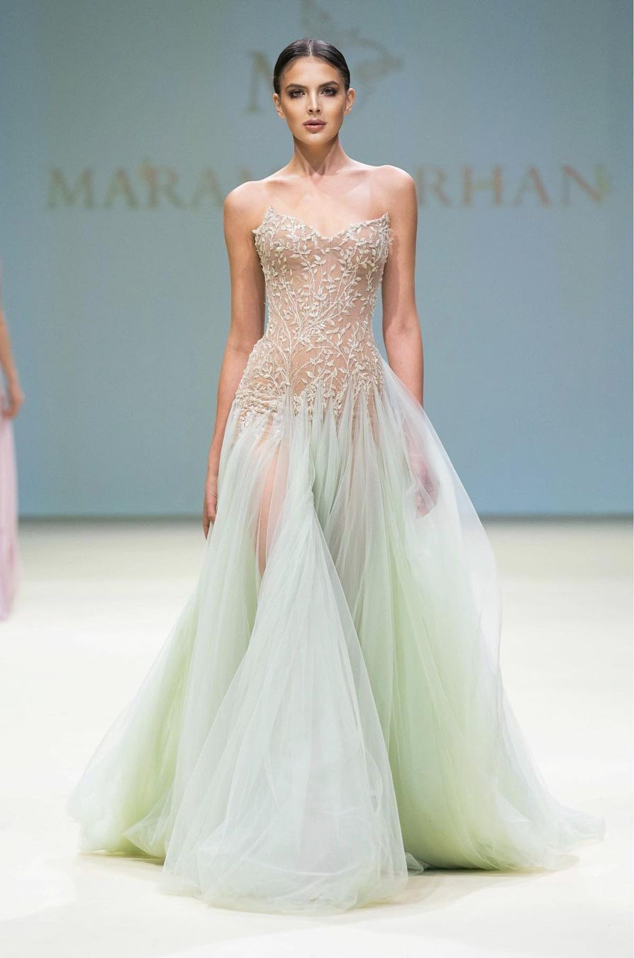 Người đẹp đã có bằng cử nhân thiết kế thời trang từ Istituto Marangoni ở Milan, Italia. Ngoài ra, cô cũng có bằng cử nhân báo chí. Người đẹp đã có bằng cử nhân thiết kế thời trang từ Istituto Marangoni ở Milan, Italia. Ngoài ra, cô cũng có bằng cử nhân báo chí.